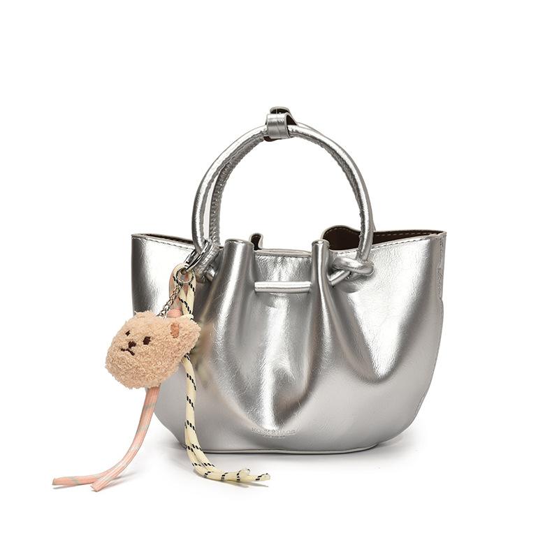 Korean niche design simple and versatile pleated handbag women's 2025 spring and summer new fashion messenger bucket bag