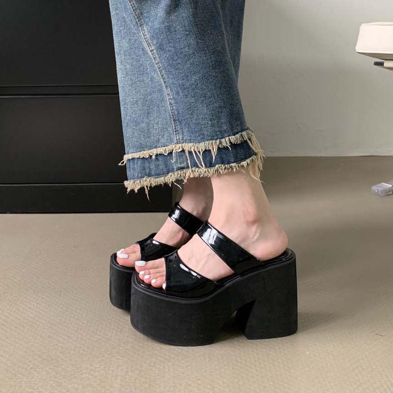 11 см супер высокие каблуки босоножки на танкетке маленькие босоножки с увеличенным каблуком водонепроницаемые толстые подошвы лакированная кожа модные интернет знаменитости женская обувь