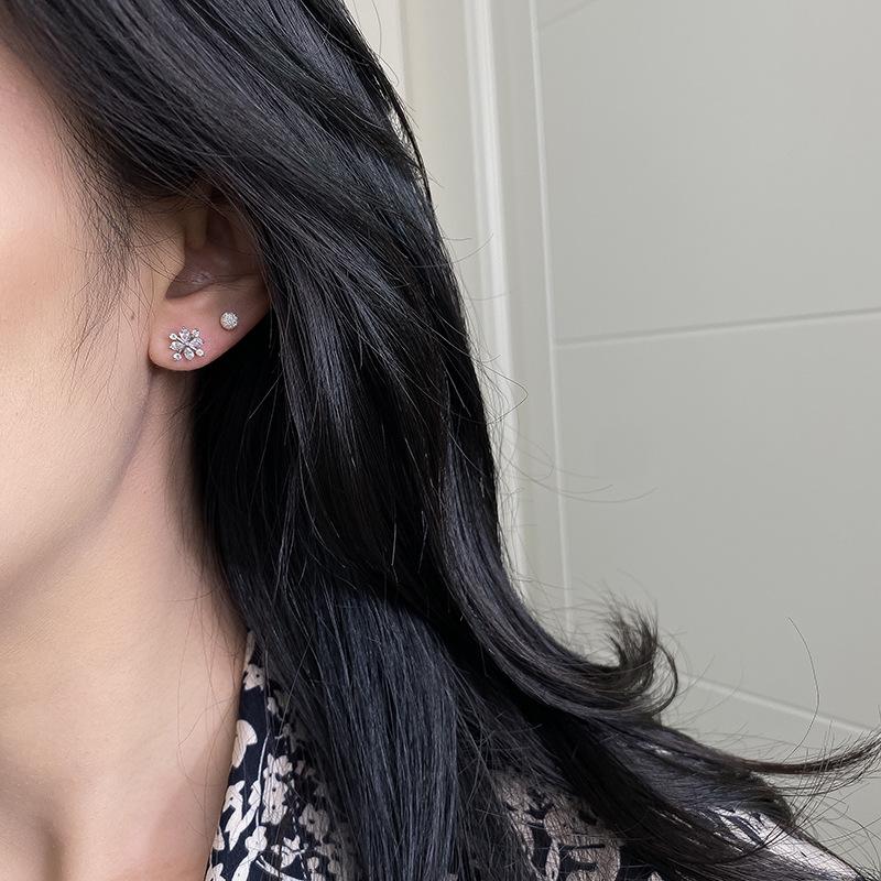 Нежные и милые цветы, маленькие мочки ушей, подходят для сережек, легкий и роскошный темперамент