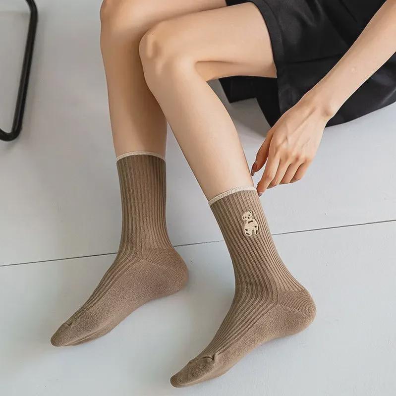 Женские корейские носки средней длины с милым плюшевым мишкой — осенние и зимние модели с высоким берцем и длинным ворсом для студентов