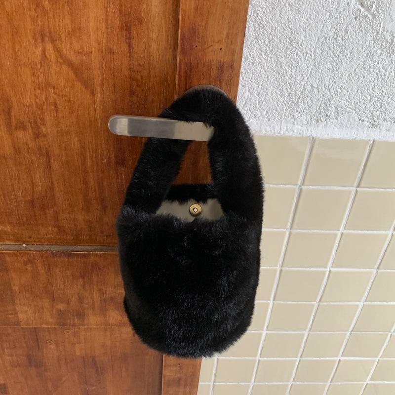 Плюшевая сумка женская осень и зима 2025 новая повседневная нишевая дизайнерская плюшевая сумка-тоут популярная сумка-ведро