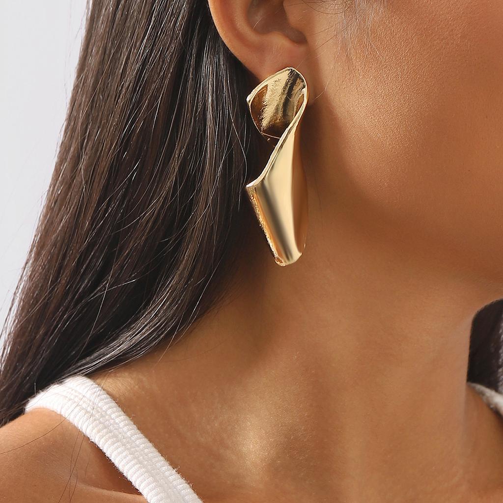 Массивные металлические серьги необычной формы с креативной текстурой и шармом