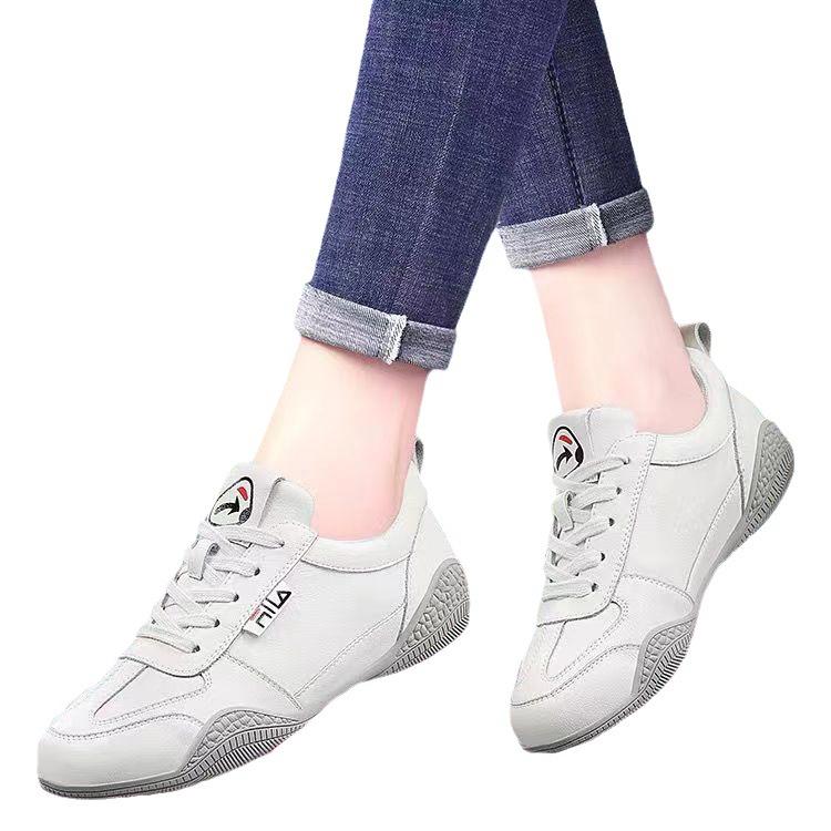 Женские белые туфли. Кожаные кроссовки. Уличная повседневная женская обувь на плоской подошве. Модные легкие кроссовки с мягкой подошвой. Женская обувь на шнуровке.