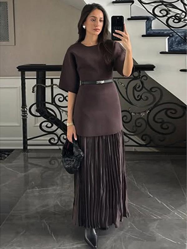 В наличии: Элегантное коричневое лоскутное платье с драпировкой, короткими рукавами и поясом для весны/лета 2025