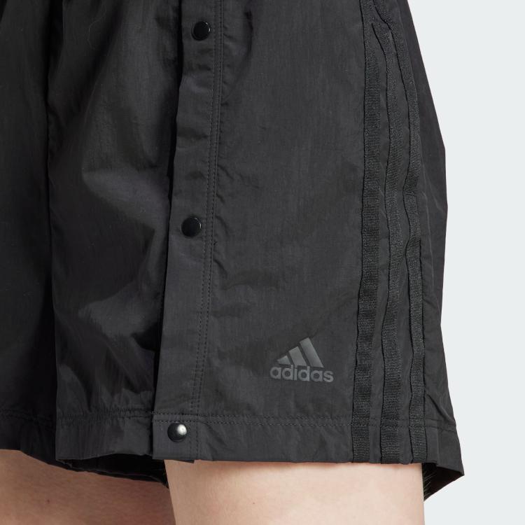 adidas Шорты на кнопках Tiro с монохромным логотипом и эластичной резинкой на талии. Черные женские шорты IB4757