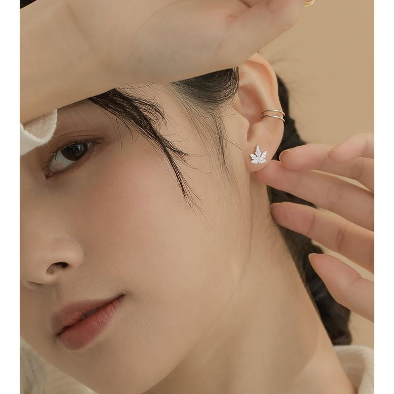 Корейские осенние и зимние серьги в форме кленового листа для женщин. Свежий и нежный темперамент. Серьги в форме листа.