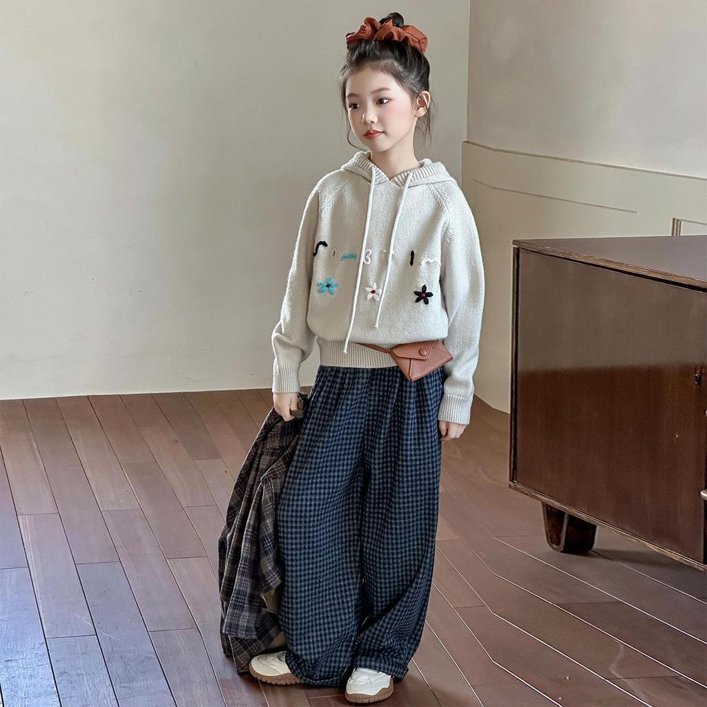 Модный клетчатый комплект для девочек: свитер и брюки на весну и осень 2025