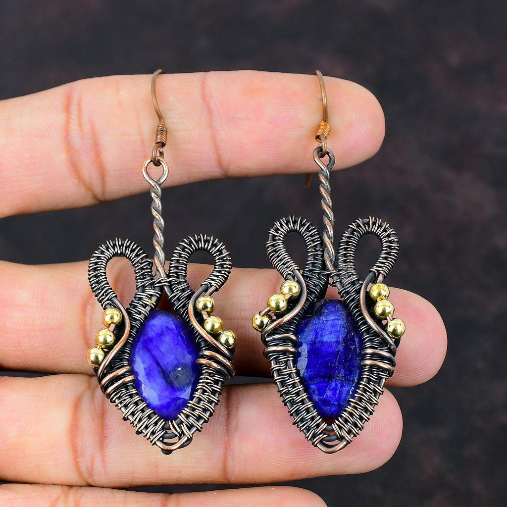 Граненые серьги с синим сапфиром Серьги в обертке из медной проволоки Синий сапфир Ювелирные изделия из драгоценных камней Дизайнерские серьги ручной работы Медные украшения для подарка