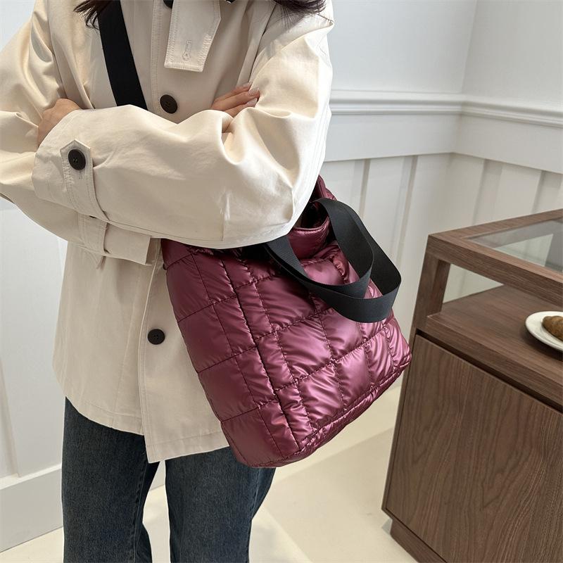 Вышитая нитью квадратная простая модная большая вместимость 2024 новый тренд повседневная портативная сумка через плечо косая сумка