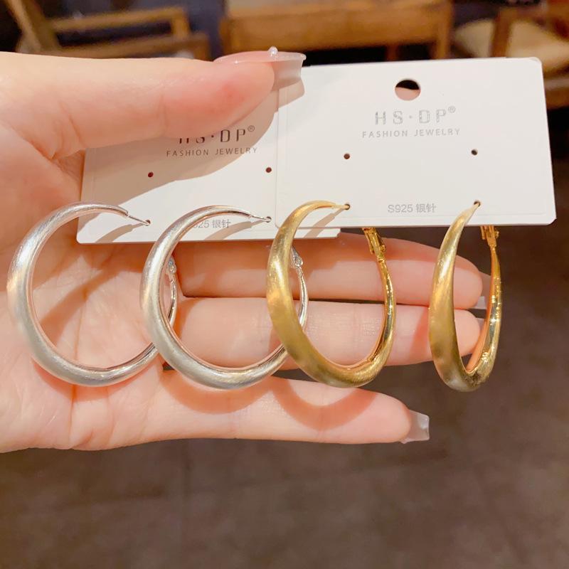 Личность Мода Простые Металлические Серьги-Кольца с Матовой Отделкой Темпераментные Универсальные Серьги Крутого Стиля для Женщин