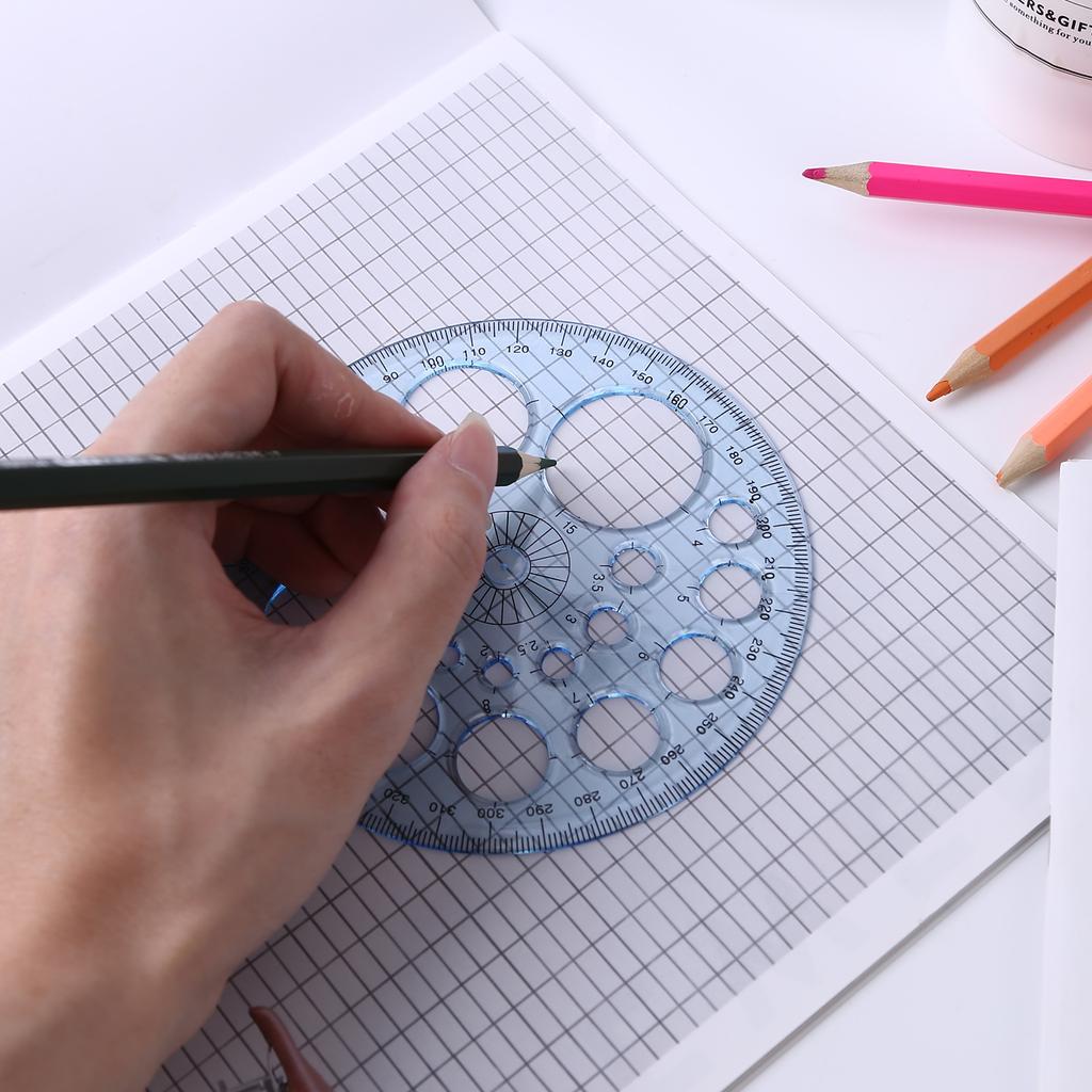 Геометрический шаблон. Пластиковая измерительная линейка. Круги. Рисунок формы. Трафареты.