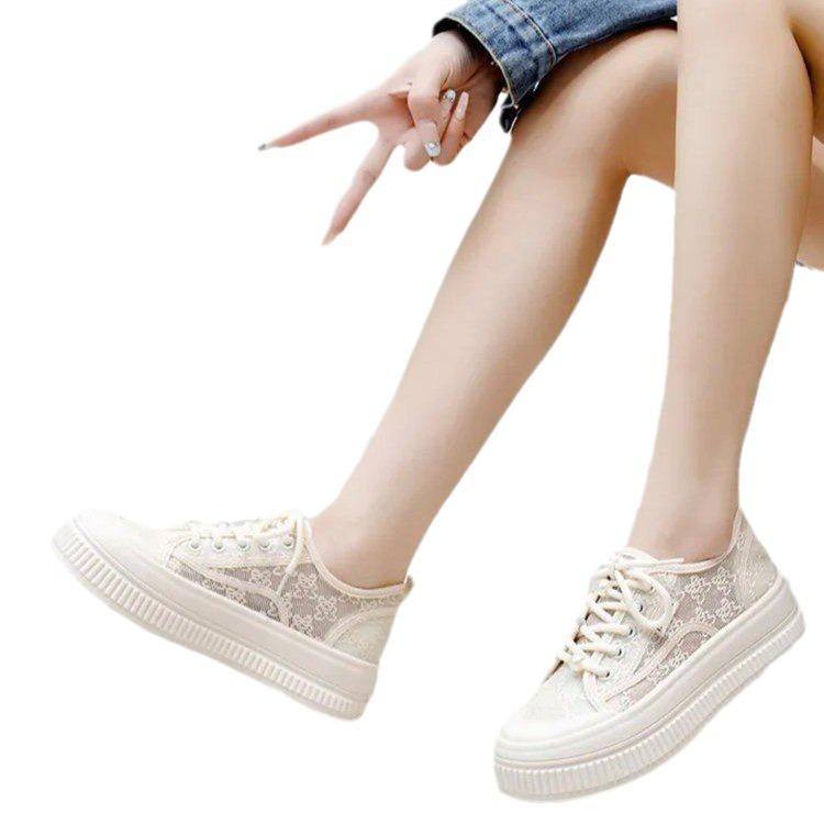 Дышащие маленькие белые туфли, женская обувь 2024 года, новые летние сетчатые туфли, популярные универсальные туфли на толстой подошве с кружевом, тонкие повседневные туфли для досок