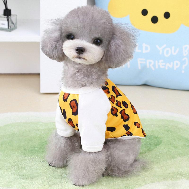 Новинка 2024 года, футболка с леопардовым принтом в тон, весенне-летняя новая милая двухцветная теплая одежда с плюшевым питомцем, одежда для маленьких и средних собак, одежда для щенков