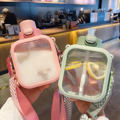 Бутылка для воды Симпатичная квадратная бутылка для воды Пластик с соломинкой Портативная бутылка для напитков для взрослых и детей Летняя бутылка для воды Большой емкости 700 мл