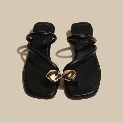 Летние женские тапочки с узким ремешком, модные металлические украшения, слипоны на низком каблуке, женские элегантные шлепанцы, повседневные уличные пляжные шлепанцы