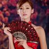 Шелковый веер Складной веер Свадебные художественные подарки Танцующий веер с павлиньими блестками Ручной веер