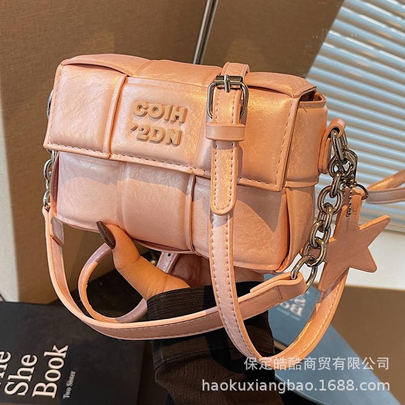 Женская сумка 2025 новая модная высококлассная модная универсальная на плечо сумка-мессенджер осень и зима плетеная портативная маленькая квадратная сумка