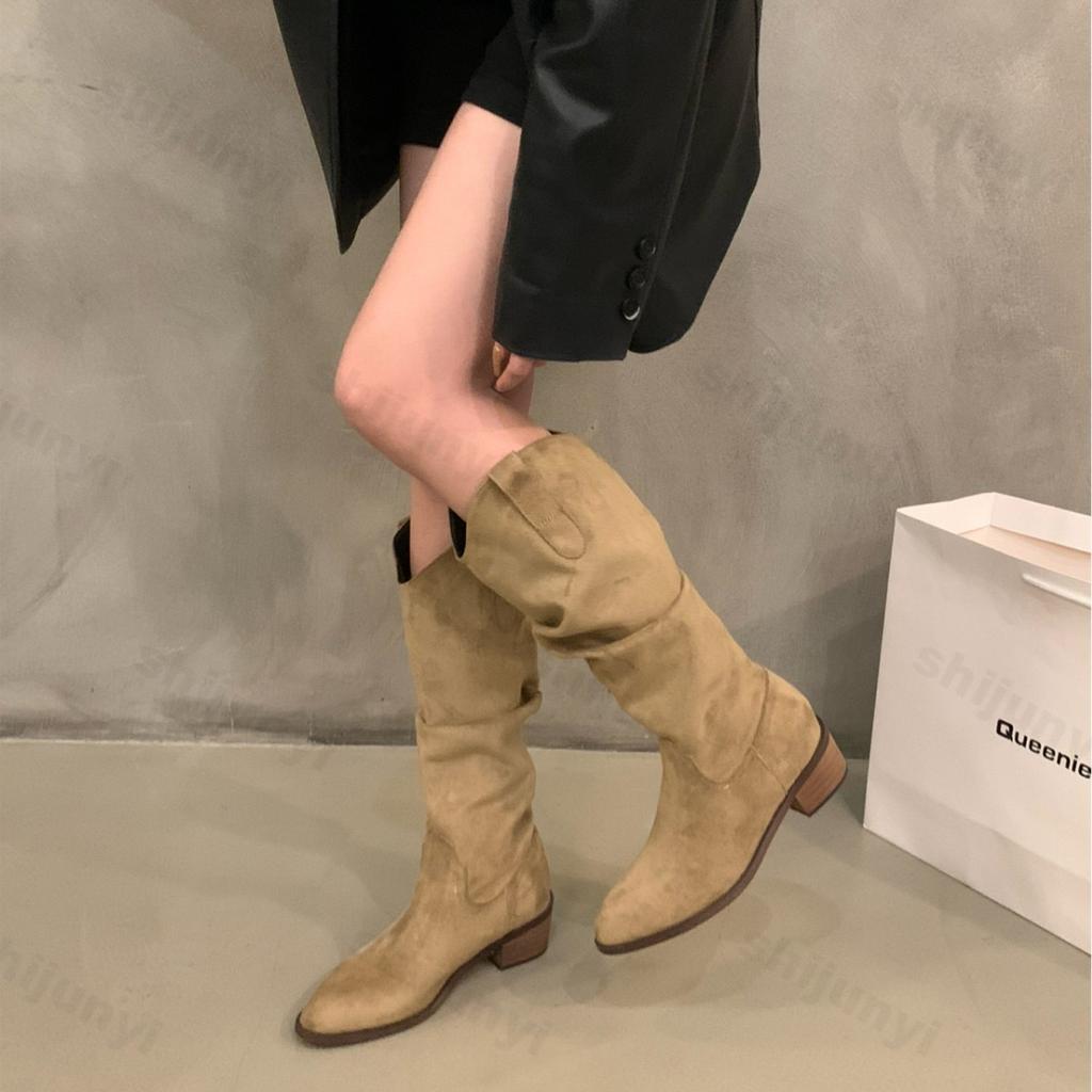 Женские меховые замшевые сапоги, новинка 2024 года, модные плиссированные высокие сапоги на танкетке, женские сапоги с круглым носком и заклепками до середины голени, на низком каблуке, Botas De Mujer