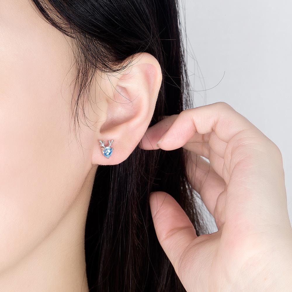 Маленькие прозрачные серьги с рогами для девочек с синим цирконом