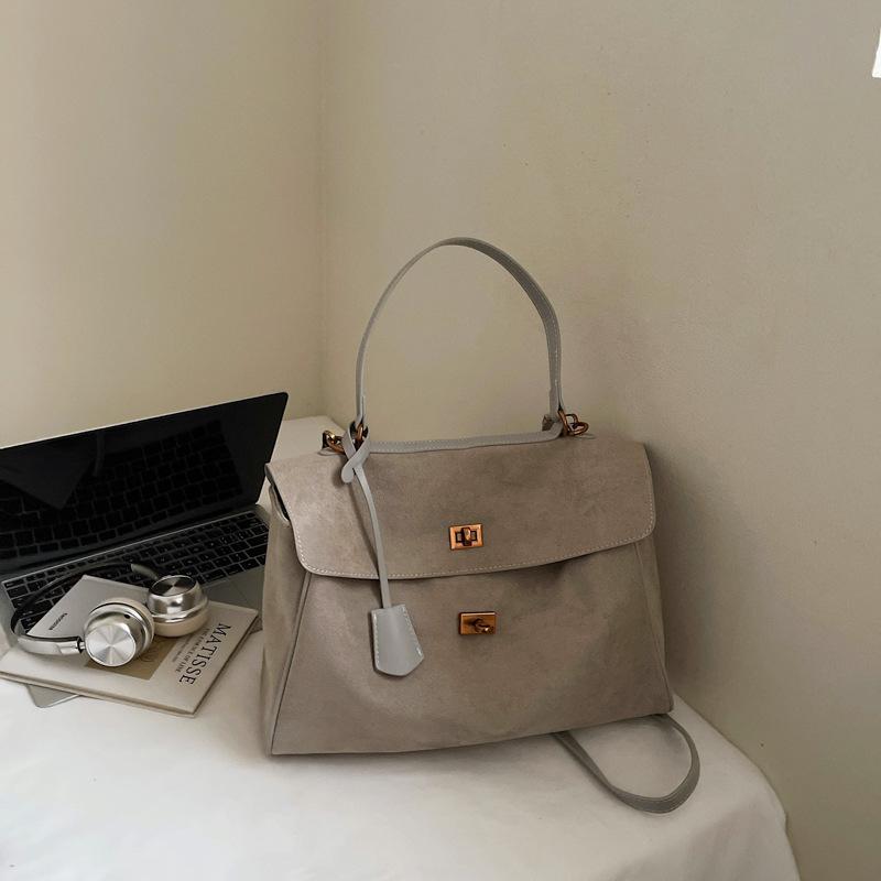 Премиальная ретро матовая сумка-мессенджер для通勤 2025 осень и зима новая женская плечевая сумка подмышку портативная сумка-тоут