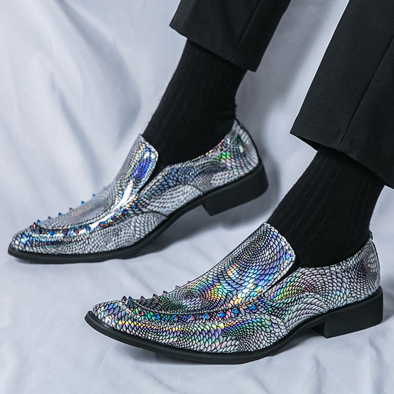 Новые мужские роскошные высококачественные остроносые панк-ботинки челси с заклепками, формальная обувь для мужчин, зеркальная кожа, обувь для вечеринок, Zapatos De Vestir