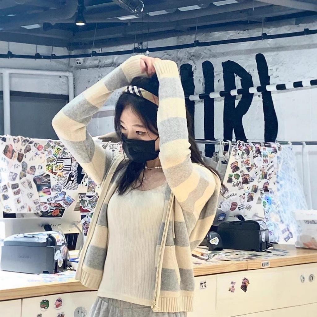 VAYLA Полосатый вязаный укороченный кардиган-свитер Женский Осенний с длинным рукавом, с капюшоном, на молнии, короткий, уличная одежда, вязаный трикотаж, свитера, Y2K кроп-топы