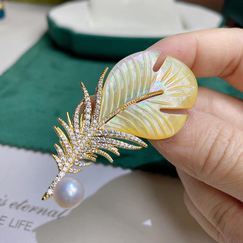 Брошь в виде пера из позолоченной циркониевой ракушки с жемчужным акцентом