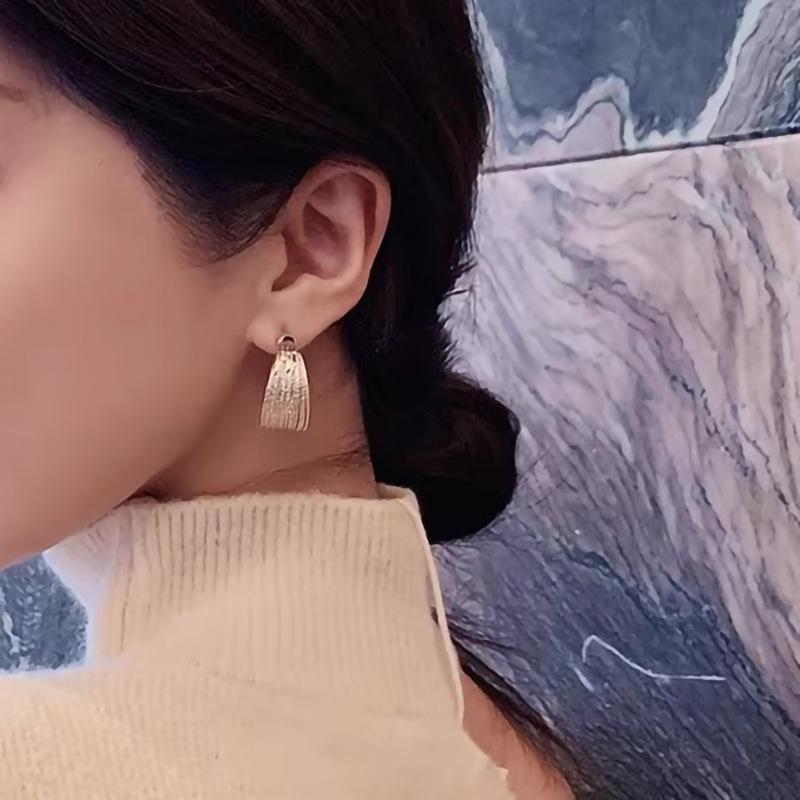 Thick Wide Multi-Strand Woven Mesh Texture C-Shape Hoop Earrings Gold Tone Snap Closure Elegant Office Ladies Accessories