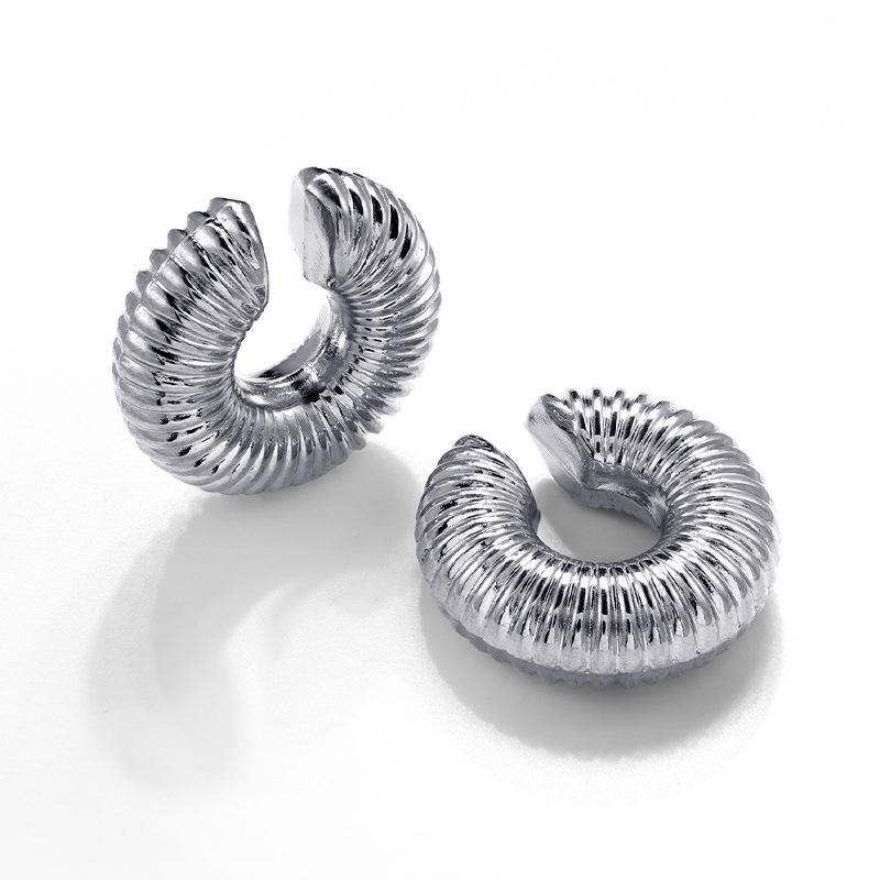 European and American high-end stainless steel hollow ear clips, retro style light luxury women's simple titanium steel earrings and earrings.