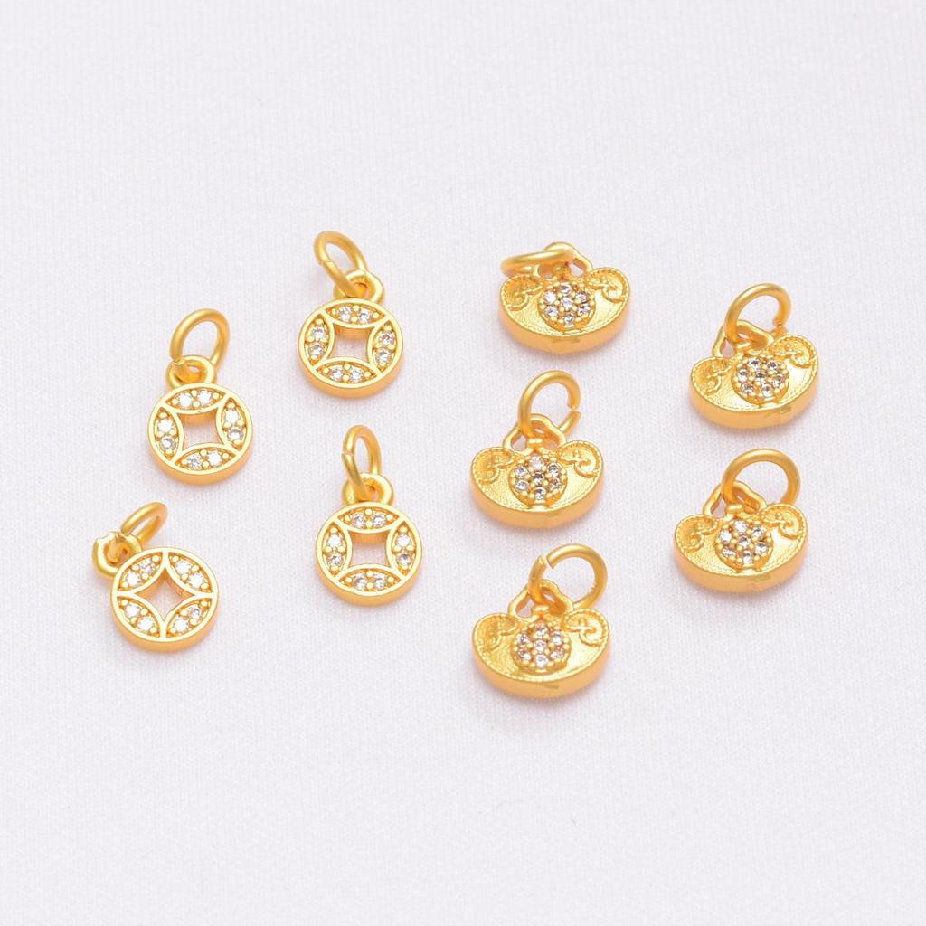Позолоченный подвес-монета с цирконами и бусинами - Шарм цвета песочного золота