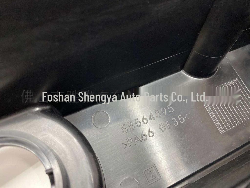 Compatible Valve Cover for Chevrolet Cruze Engine Hood: Part Numbers 55564395, 55558673.