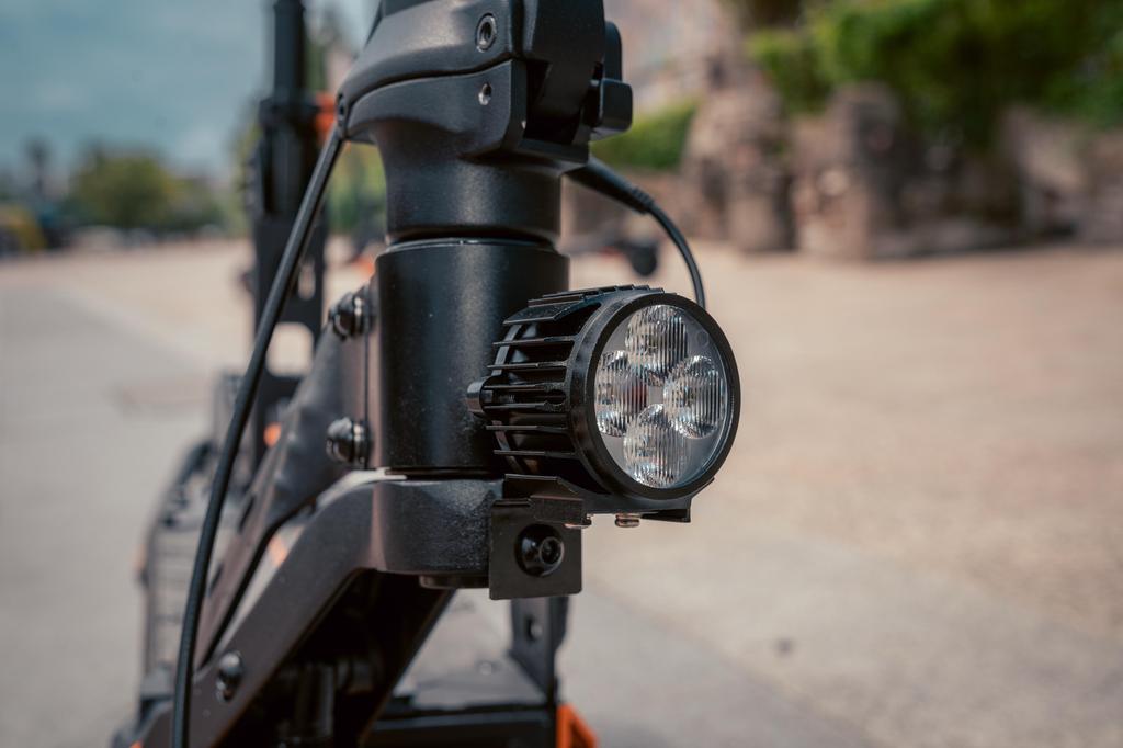 KuKirin G2 Pro 600W Motor 48V 15.6AH Battery Electric Scooter 6-light Safety System 45 Km/h Speed 58 KM Range 9" Tires E-Scooter