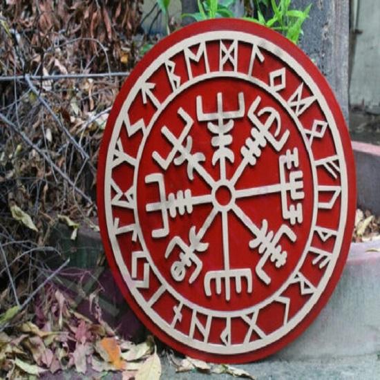 Средневековый щит викинга - Шлем благоговения с драконом и рунами Щит викинга 24'
