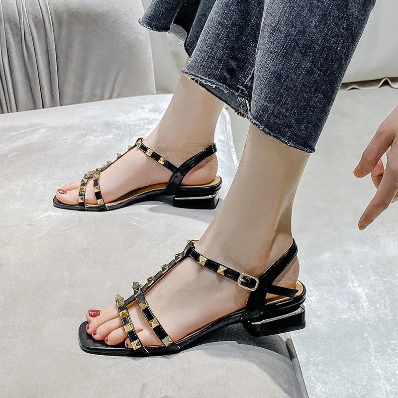 2024 Лето Плюс 43 Высококачественные Туфли на плоской подошве Женские Туфли на резиновой подошве Нескользящие Сандалии с заклепками и шипами Sandalias De Las Mujere