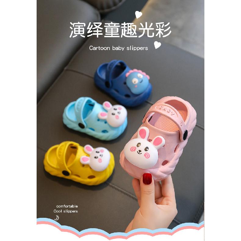 Children's summer cartoon clogs for boys and girls, suitable for indoor and outdoor wear, with a soft, non-slip sole and closed toe design