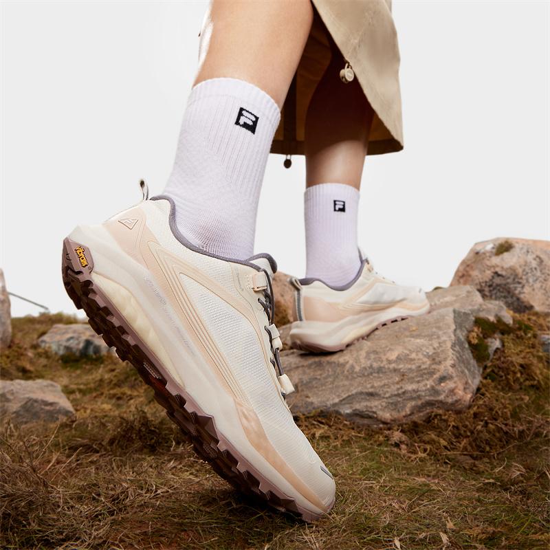 Fila Дышащие Универсальные Прочные Низкие Функциональные Ботинки для Активного Отдыха Женские Ботинки Молочно-Белый Закатно-Желтый A12W431203FGC