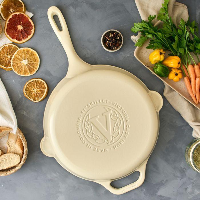 Poêle en fonte émaillée - VICTORIA CAST IRON COOKWARE - Victoria White Sable 38212 - 23 cm - Tous feux (induction) - Sans PTFE/PFOA