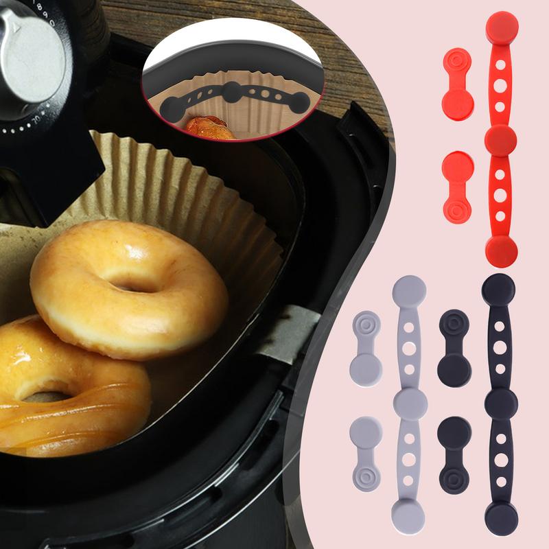 Высокотемпературная силиконовая застежка для крепления вкладыша из пергаментной бумаги в аэрогриле предотвращает его закрытие продуктами.