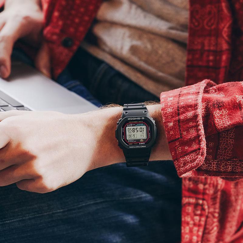 Casio Цифровые часы Унисекс Серый циферблат Водонепроницаемость 200м Кварцевый механизм Ремешок из смолы DW-5000R-1APR