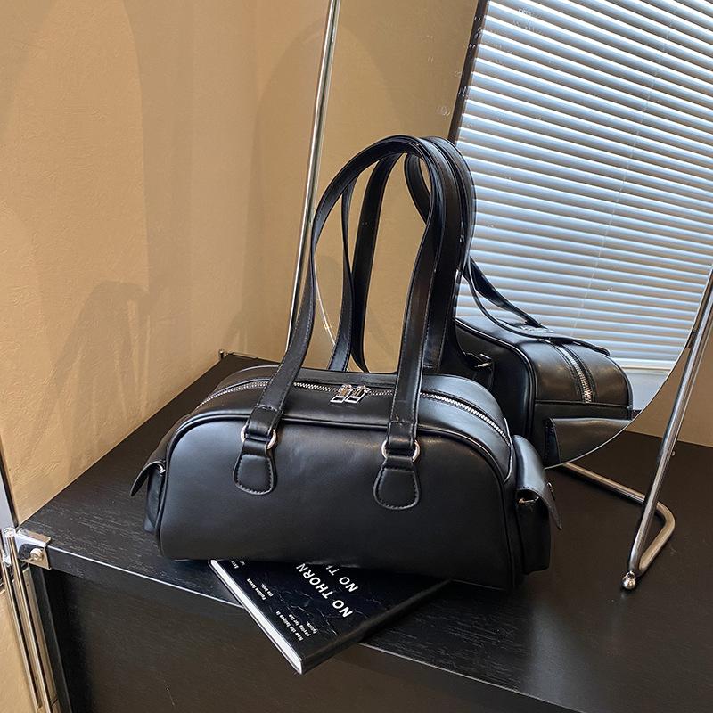 Autumn Retro Texture Bowling Bag Women's Bag 2025 New Simple Shoulder Pillow Bag Versatile Commuter Bag