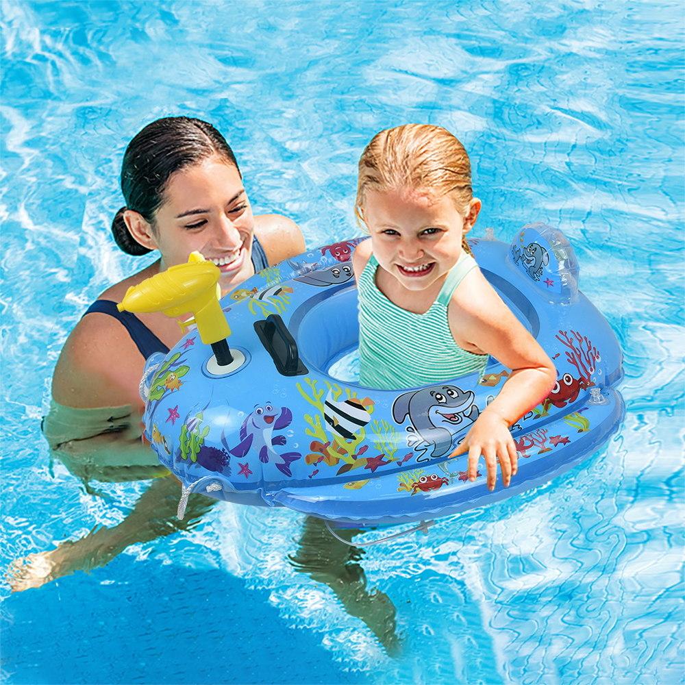 Надувной мультяшный самолет, надувные плавательные круги. Шезлонг в летних забавных надувных кругах для плавания.