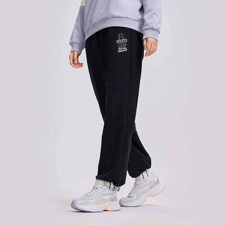 Штаны женские свободные трикотажные спортивные с подкладкой из однотонной ткани с флисовой подкладкой Li Ning X Disney Collaboration Pixar Strawberry Bear, черные AKLR742-2