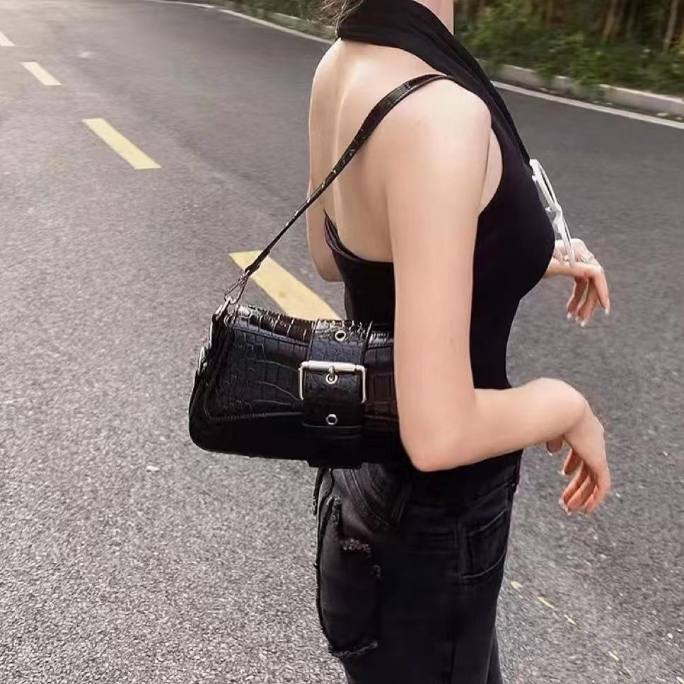Niche Sweet Cool Babes Модная современная металлическая цепочка на плечо Портативная средневековая сумка подмышкой Метод Stick Bag