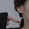Модные серебряные серьги-гвоздики с асимметрией, новые женские серьги со звездами
