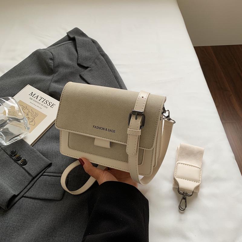 Маленькая квадратная сумка модная и стильная. Это сумка на одно плечо, сумка через плечо для женщин и модная сумка для поездок на работу.