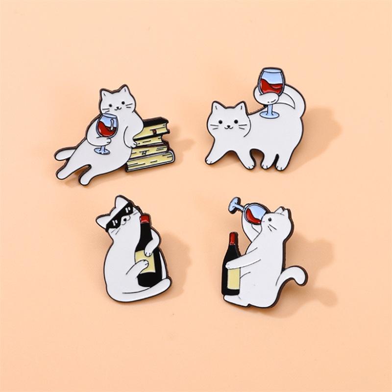 Очаровательная брошь в виде котенка, бутылки и бокала красного вина - эмалевый значок