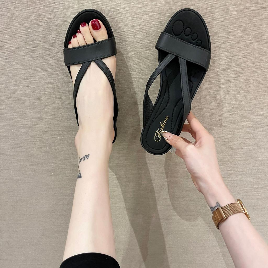 Тапочки женские 2025 года, новая летняя одежда на плоской подошве, женские классные тапочки, повседневные полутапочки, пляжная обувь