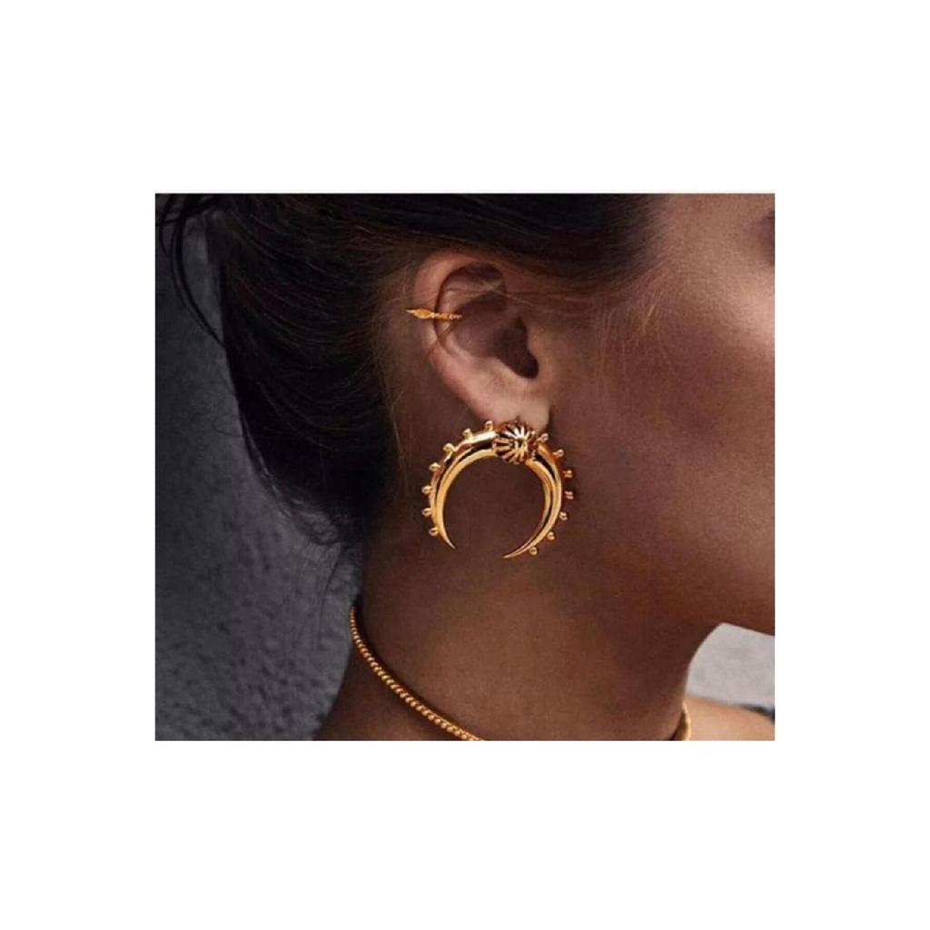 Золотая серьга с перевернутой луной