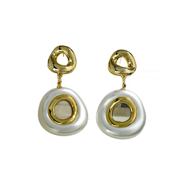Light Luxury and High-end White Geometric Earrings, Women's Earrings, Fashionable and Exquisite, Niche Earrings, French Design Sense