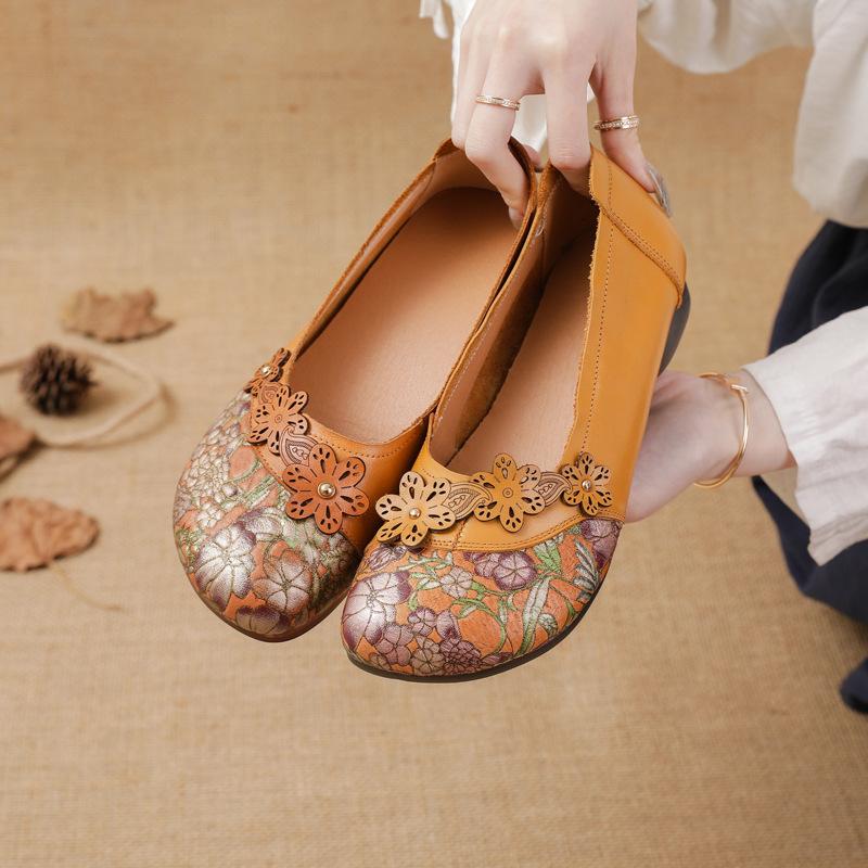 Весенние новые женские туфли из коровьей кожи с верхним слоем на плоской подошве и низким каблуком в этническом стиле с цветочным принтом, повседневные женские туфли-одиночки для мам среднего возраста